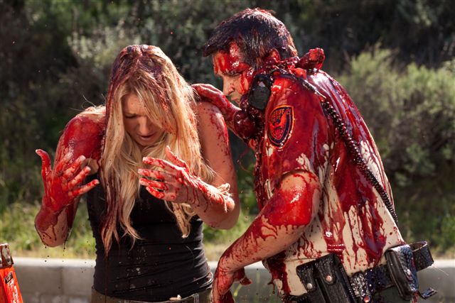 Produit par les firmes indépendantes American World Picture et Remember Dreaming Productions, "Sand Sharks" et dirigé par Mark Atkins (le direct-to-vidéo "Battle of Los Angeles") vient d'achever son tournage..... (voir ci-dessous)