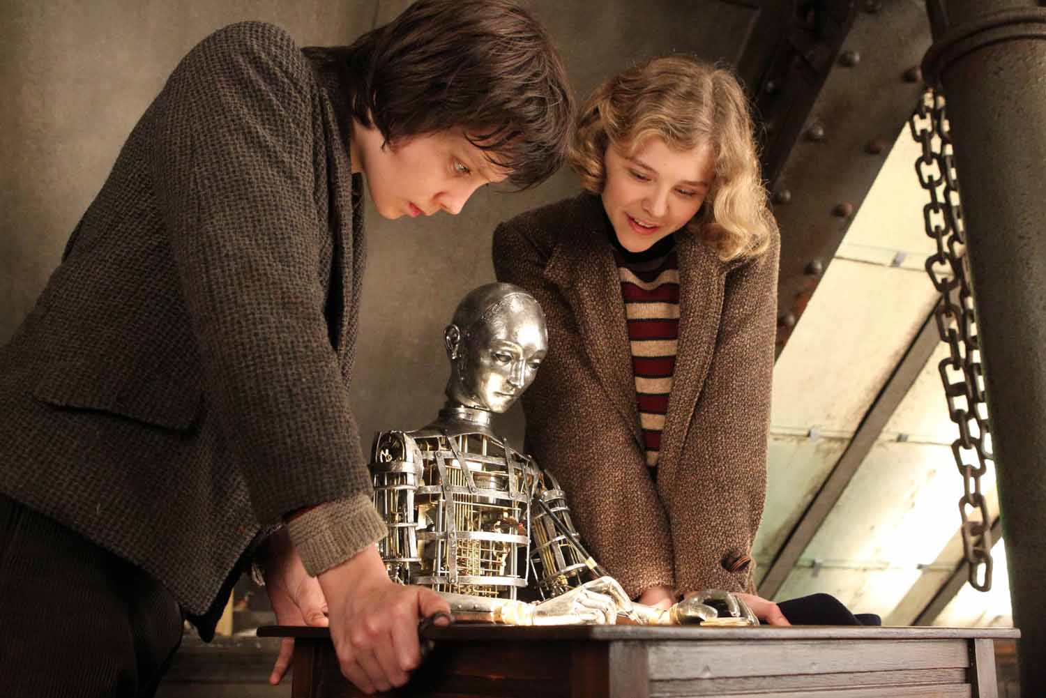 Asa Butterfield et Chloe Moretz en compagnie de l'automate de "Hugo Cabret" de Martin Scorsese