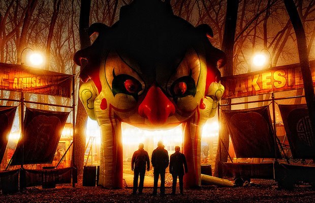 ....situé dans un asile d'aliéné abandonné, où des personnes errent dans ce bâtiment labyrinthique, poursuivies par une force surnaturelle qui les conduit à vivre pour de vrai leurs cauchemars.