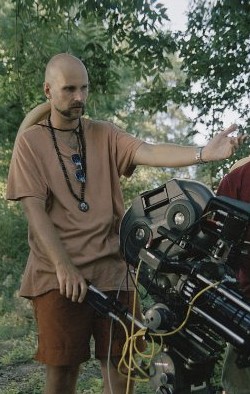 Après "Conan 3D", le prochain film de Marcus Nispel pourrait être "Backmask", qu'il coproduira avec Steven Schneider (Insidious). Le scénario, basé sur une idée du cinéaste, est signé Kristen Elms, et mêle paranoïa, possession et surnaturel.