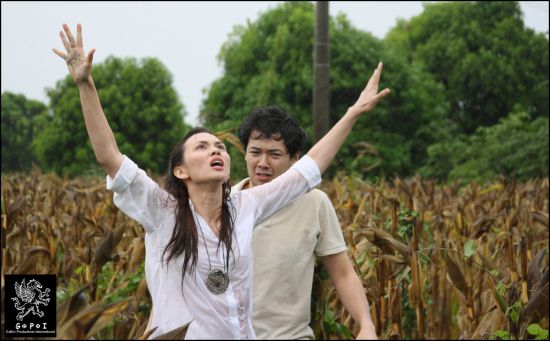 En postproduction, le film d'horreur philippin "Darkest Night", distribué en novembre ou décembre prochain, appartient à la catégorie des documenteurs voit, le soir de Noël, une famille menacée par des forces inconnues.... (voir ci-dessous)