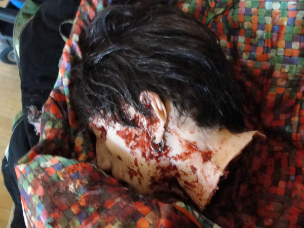 A l'instar des précédentes séquelles, "Wrong Turn 4 : Bloody Beginnings", de Declan 0'Brien, est un direct-to-video, tourné à Winnipeg au Canada, où u groupe d'amis décidant de faire du motoneige sont pris au piège d’une tempête et trouvent refuge dans un