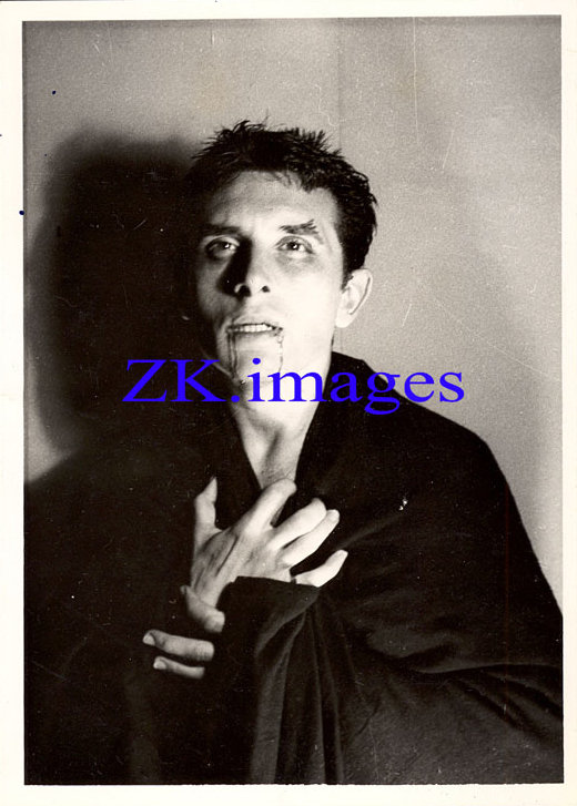 Un document rare : un interview de Jean Boullet, sur un de ses sujets de  prédilection, les monstres, à propos du film "Freaks". C'est une rare  occasion de voir Jean Boullet,, un an avant sa mort (voir ci-dessous)