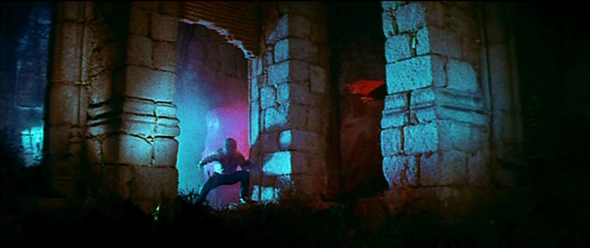 éclairages typiques de l'époque, hérités de Mario Bava