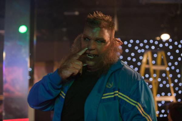 .... les filles qui y travaillent ont jusqu'à la prochaine pleine lune avant que sa meute de loups sanguinaires ne vienne perpétrer de meurtrières représailles...