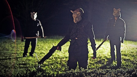 Les scénariste et réalisateur de "A Horrible Way to Die", Adam Wingard et Simon Barrett, récidivent avec le thriller d'horreur "You're Next !" où une famille est terrorisée par des tueurs sadiques arborant des masques d'animaux...(cf.ci-dessous)