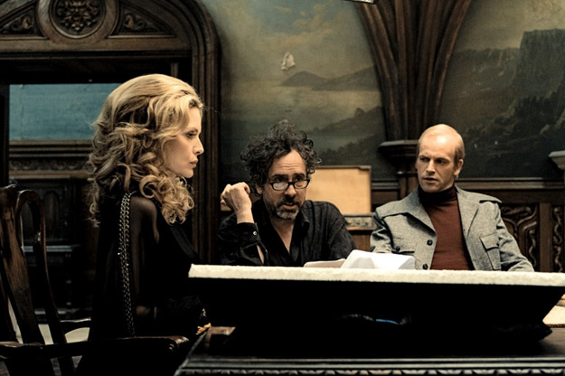 Tim Burton en compagnie de ses comédiens, Johnny Depp (Barnabas Collins), Michelle Pfeiffer (Elizabeth Collins Stoddard) et Johnny Lee Miller (Roger Collins) sur le tournage de "Dark Shadows", adapté du célèbre feuilleton télévisé de Dan Curtis.