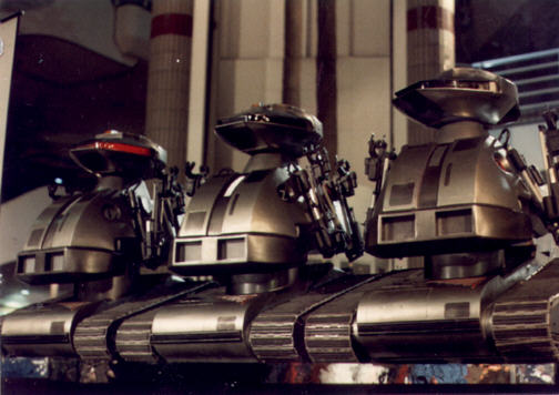 Un remake de "Chopping Mall" en cours.... (voir ci-dessous)