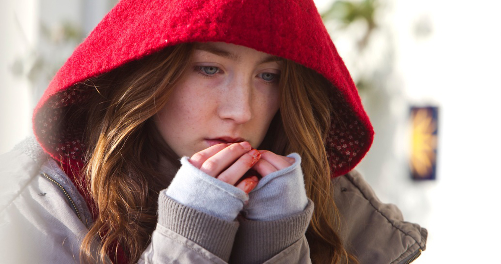 Saoirse Ronan ("Lovely Bones") dans "Byzantium" de Neil Jordan, où elle incarne une suceuse de sang convertie au vampirisme par sa mère, l'une et l'autre se faisant passer pour des soeurs auprès des villageois...