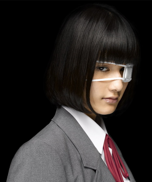 Distribué le 4 août prochain au Japon, "Anazâ" ("Another") de Takeshi Furusawa, troisième film d'horreur du cinéaste après Otoshimono (2006) et Towairaito shindorômu : Deddo kurûzu (2008),  est l'adaptation d'un roman de Yukito Ayatsuji... (voir ci-dessou