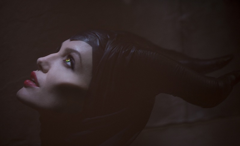 C'est mi-septembre que s'achèvera le tournage de "Maleficent", débuté à Londres le 13 juin dernier, avec Angelina Jolie dans le rôle-titre... (voir ci-dessous)