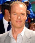 Michael Keaton interprétera Raymond Sellars dans le remake de 'Robocop' produit par la MGM et la Columbia, à savoir le président de la firme ayant construit Robocop, un rôle tenu que Hugh Laurie devait tenir précédemment.
