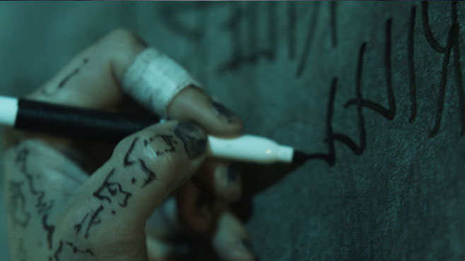 …. voit son héroïne, interprétée par Katie Cassidy, souffrir de personnalités multiples et utiliser une machine expérimentale pour éliminer celles-ci...