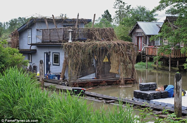 scènes de tournage d'un village japonais détruit par Godzilla