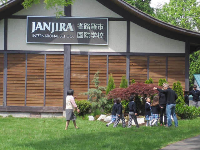 scènes de tournage d'un village japonais détruit par Godzilla