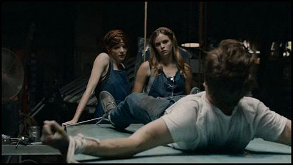 Distribué le Ier février outre-Atlantique, "Girls Against Boys" écrit et réalisé par Austin Chick est un film grindhouse dans la lignée thématique de "L'Ange de la vengeance" d'Abel Ferrara... (suite ci-dessous)