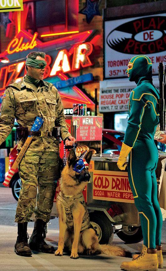 Jim Carrey et Aaron Johnson dans "Kick-Ass 2" qui sortira le 28 juin aux USA. Le premier interprète le Colonel Stars, qui forme la ligue des justiciers et recrute notamment le second (Kick-Ass).