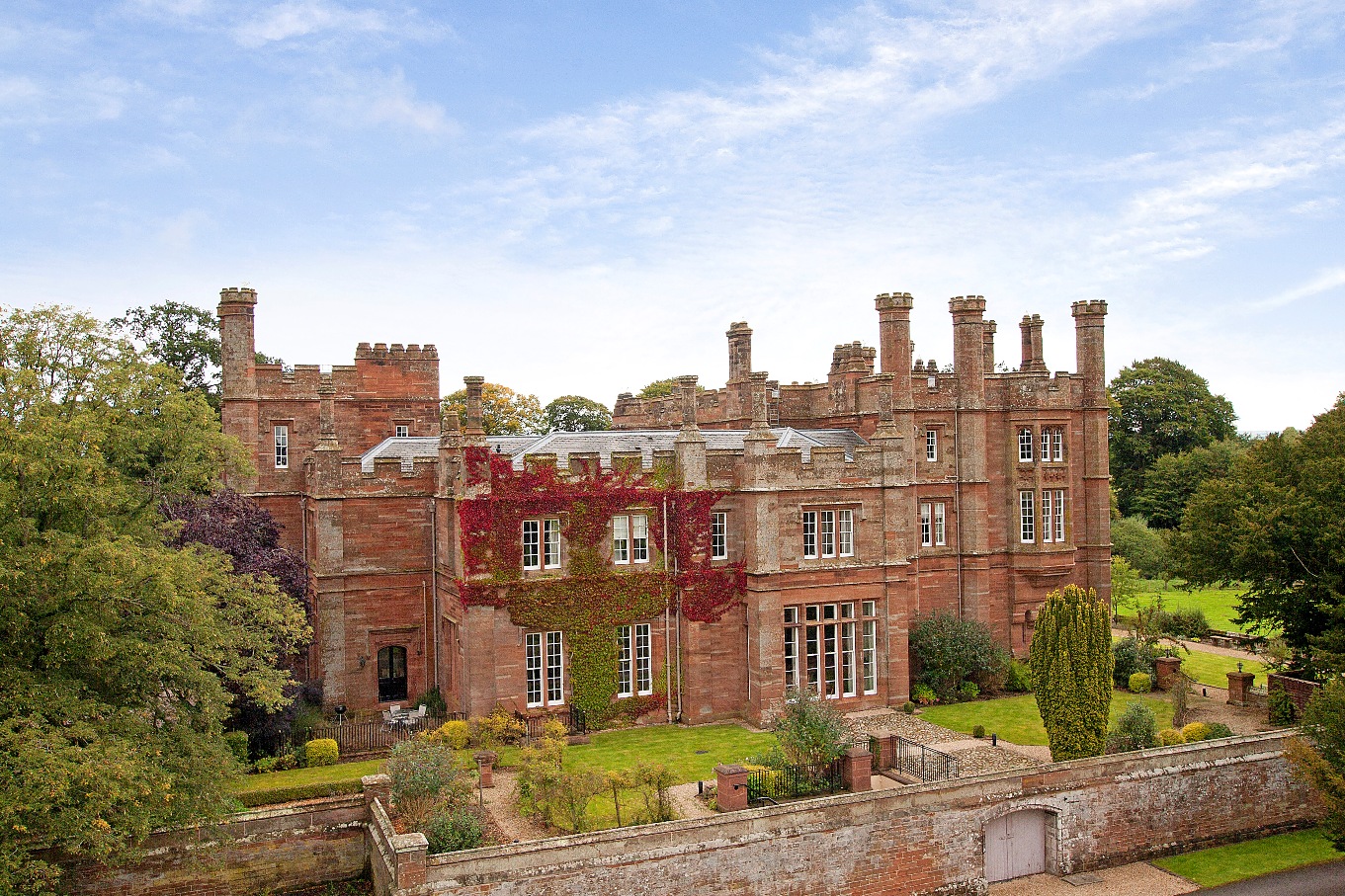 Emma Stone, Charlie Hunnam et Benedict Cumbernatch ont rejoint le casting de "Peak Crimson", le prochain film de maison hantée de Guillermo del Toro, coécrit par Lucinda Coxon" (suite ci-dessous)