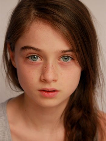 La petite actrice anglaise Raffey Cassidy, qui avait interprété une toute jeune Kristen Stewart dans "Blanche-Neige et le chasseur"  sera la co-star du projet "top-secret" de SF de Brad Bird "Tomorrowland", aux côtés de George Clooney (voir ci-dessous)