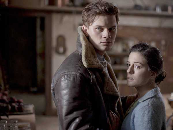 "The Woman in Black : Angel of Death", la séquelle du plus gros succès récent de la Hammer, sera distribué me 13 février 2015 au Royaume-Uni. Jeremy Irvine et Phoebe Fox se partagent la vedette.