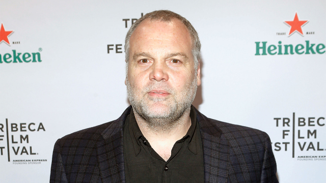 Vincent D'Onofrio jouera le méchant dans 'Jurassic World', que dirigera Colin Trevorrow d'après le script qu'il a coécrit avec Derek Connolly, et où il aura pour partenaires Chris Pratt, Bryce Dallas Howard, Ty Simpkins et Nick Robinson (voir ci-dessous).