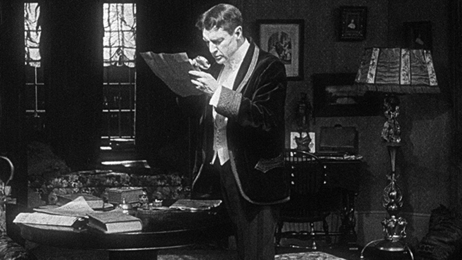 Après presque 100 ans, la version muette du "Sherlock Holmes" d'Arthur Berthelet de 1916 avec le célèbre acteur de théâtre et dramaturge William Gillette a été découverte à la Cinémathèque Française (voir ci-dessous)