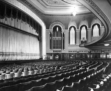 Une salle accueillant des films populaires, tels "Maciste, l'homme le plus fort du monde", ainsi que "Les premiers hommes dans la lune" de Ray Harryhausen