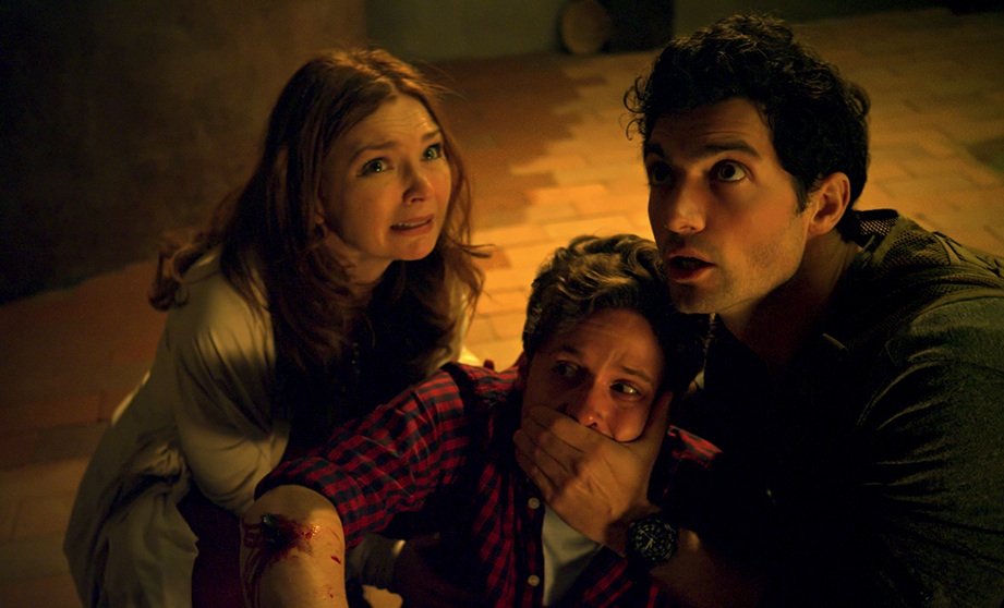 Une équipe de TV américaine victime de villageois superstitieux dans THEY’RE WATCHING (voir ci-dessous)