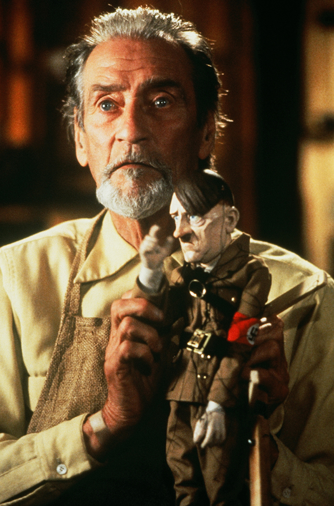 PUPPET MASTER : THE LITTLEST REICH va se tourner à Dallas, à partir du 27 mars. Udo Kier jouera Andre Toulon, le maitre des poupées.