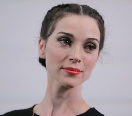 Une nouvelle version du «Portrait de Dorian Gray», dirigé par la musicien Saint Vincent…