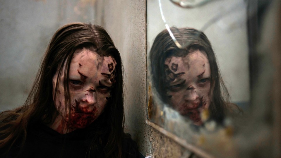 Codirigé par Justin P. Lange et Klemens Hufnagl, l’autrichien "The Dark" voit une jeune morte-vivante mangeuse de chair humaine  hanter la forêt reculée où elle a été assassinée des décennies plus tôt, elle-même devenue meurtrière….