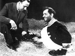 Tod Browning et Lon Chaney sur le plateau de "A l'Ouest de Zanzibar". Le costume de femme-volaille que porte Olga Baclanova dans "Freaks" fut en effet conçu pour Lon Chaney, mais la scène fut coupée au montage.