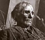 Peter Cushing dans le rôle qui lui valut un Prix d'Interprétation au Festival de Paris du Film Fantastique : celui du veuf Grimsdyke, un zombie prenant sa revanche....