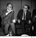 Peter Cushing et Terence Fisher en grande discussion au 2e Festival International de Paris du Film Fantastique, en 1974.