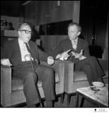 Peter Cushing et Terence Fisher en grande discussion au 2e Festival International de Paris du Film Fantastique, en 1974.