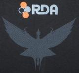 ... les T-Shirts du film semblent indiquer une créature du film, lequel sortira le 18 décembre 2009. Plus qu'un an et demie à patienter, donc !!