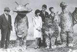 Eiji Tsuburaya (gche) avec l'équipe et les créatures de la Ière série "Ultra Q" (1966)