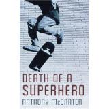 Adapté par l'auteur et cinéaste neéo-zélandais Anthony McCarten "Superhero" est l'histoire d'un artiste de comics adolescent s'échappant de la dure réalité dans ses aventures illustrées (suite ci-dessous)