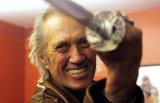 David Carradine (73 ans), le mythique acteur de la série "Kung Fu" et de "Kill Bill", vient de décéder. Le comédien a été retrouvé mort dans sa chambre d'hôtel à Bangkok aujourd'hui, où il se trouvait pour tourner un film.