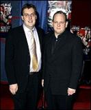 Michael Bay vient d'engager les scénaristes de "Smallville" et de "Spider-Man 2",  pour adapter le roman de SF de James Frey et Jobie Hughes  " I Am Number Four" (suite ci-dessous).