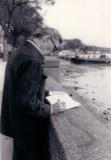 Peter Cushing étudiant un script à Whitstable (1972)