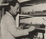 Peter Cushing dans sa maison de Whitstable, avec sa collection de soldats miniatures.
