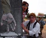 ... les empêchant de s'évader, et ses jours à rêver d'un rendez-vous galant avec Claire, gardienne de jour du cimetière. Mais cette dernière est opposée à toute relation nécrophilique, car Rue est bel et bien mort...(voir ci-dessous)