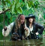 Le capitaine Jack Sparrow (Johnny Depp) en compagnie de son ancienne petite amie Angelica (Penélope Cruz)....
