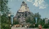 L'attraction, la première à sensation de Disney, où elle fut ajoutée en 1959, est constituée de deux montagnes russes en métal imbriquées.