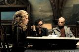 Tim Burton en compagnie de ses comédiens, Johnny Depp (Barnabas Collins), Michelle Pfeiffer (Elizabeth Collins Stoddard) et Johnny Lee Miller (Roger Collins) sur le tournage de "Dark Shadows", adapté du célèbre feuilleton télévisé de Dan Curtis.