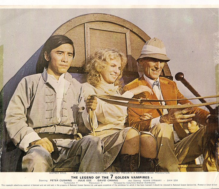 Peter Cushing dans "La légende des 7 vampires d'Or", en compagnoe de l'intrépide David Chinag et de la ravissante Julie Ege