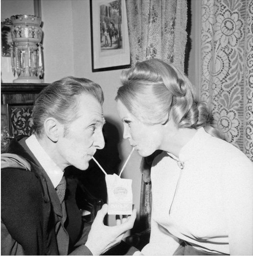 Peter Cushing et Veronica Carlson