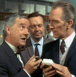 Peter Cushing avec Fulton Mackay dans "Chapeau melon et bottes de cuir"