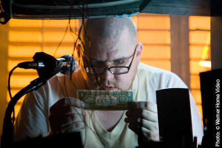 Comédie d'horreur signée Tony Krantz, "Otis" a pour vedette Bostin Christopher, incarnant un individu passablement dérangé qui enlève des adolescentes pour les emprisonner dans sa cave avant de les tuer (suite ci-dessous)